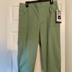 Bandolino utility relaxed capri basil leaf